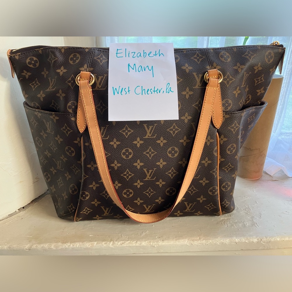 Louis Vuitton monogram Totally GM size bag. Like new excellent condition,No odor